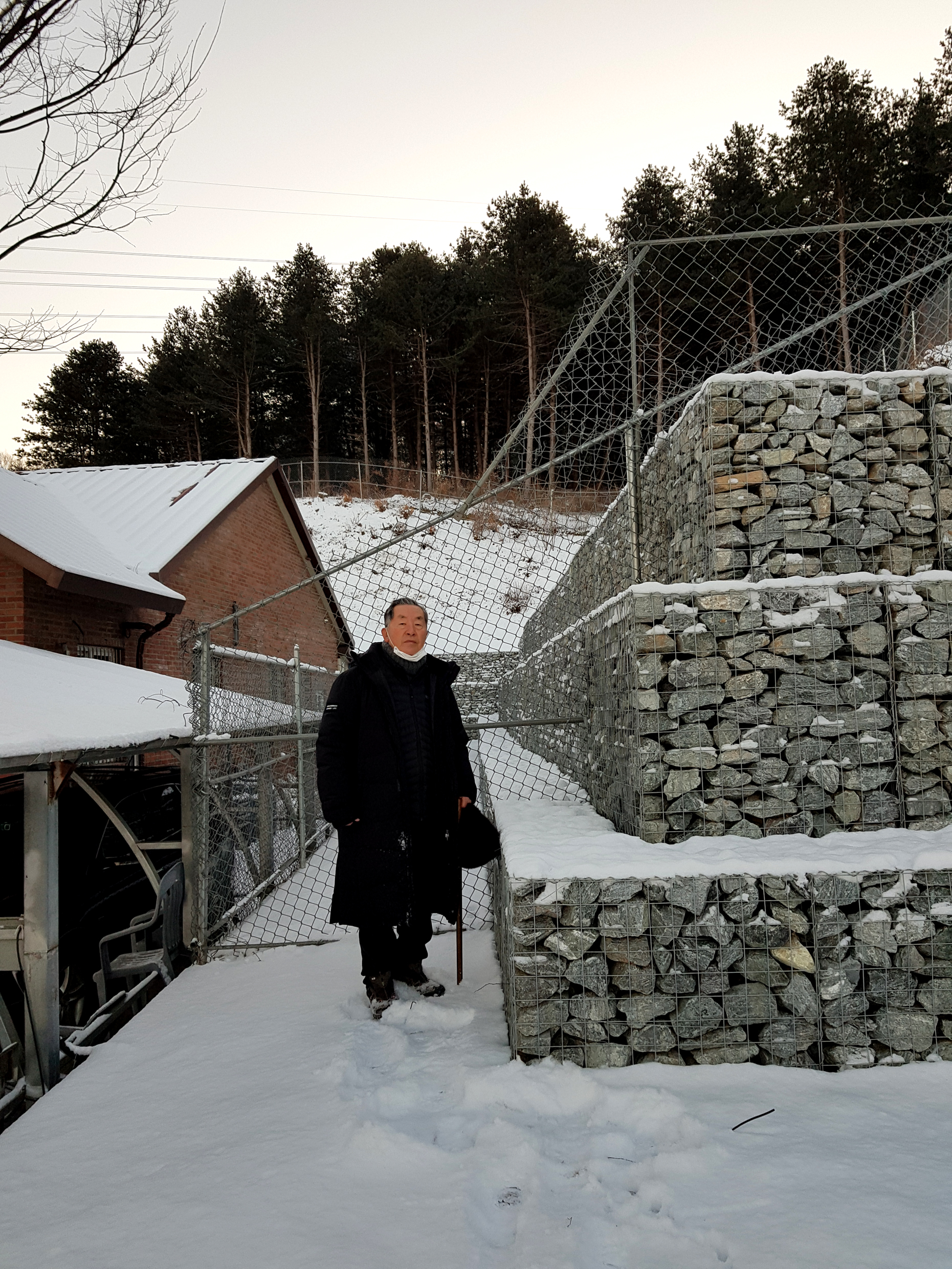 [2021년 설 눈]이 제법 많이 내린 곡수리 공소 성당의 [해돋이 성탄 별] 아래서,,,.